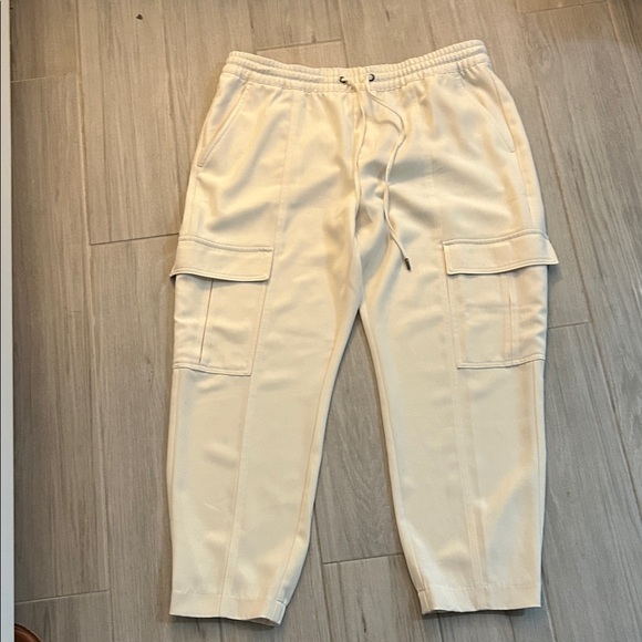 Banana Republic Pants - Women’s Cream Cargo Pants